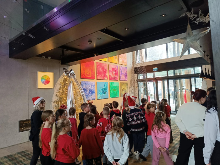 Dzieci zwiedzają hotel Bristol