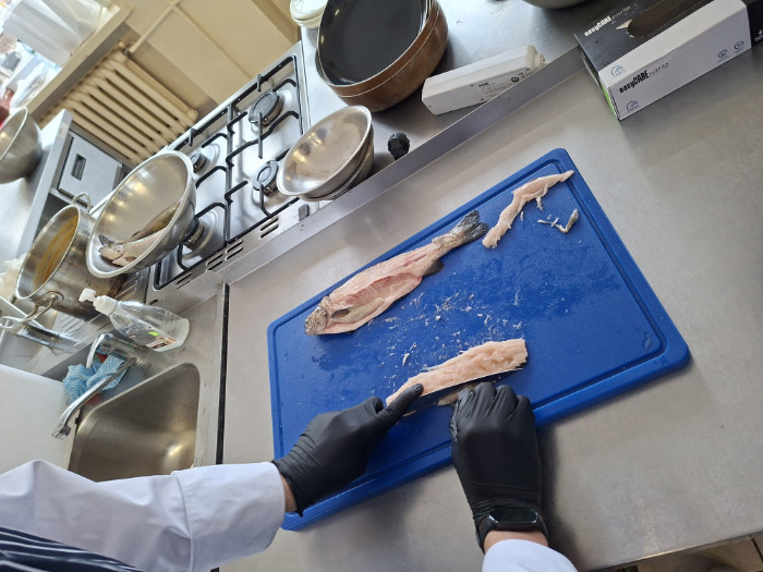 Praktykant oprawia rybę