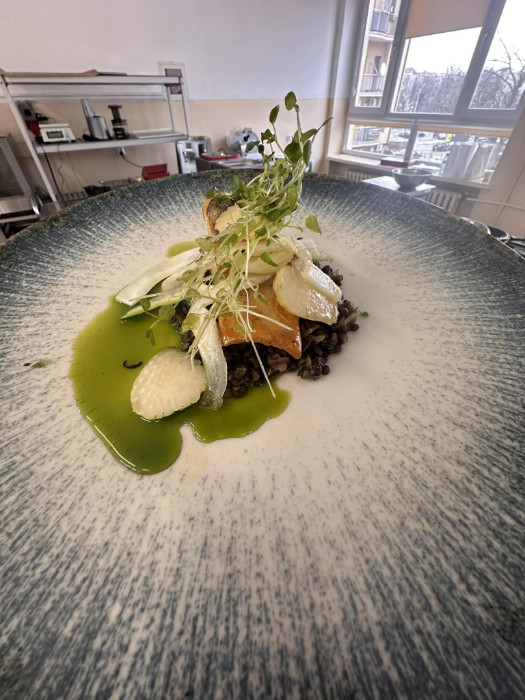 Potrawa z ryb przygotowana przez praktykantów