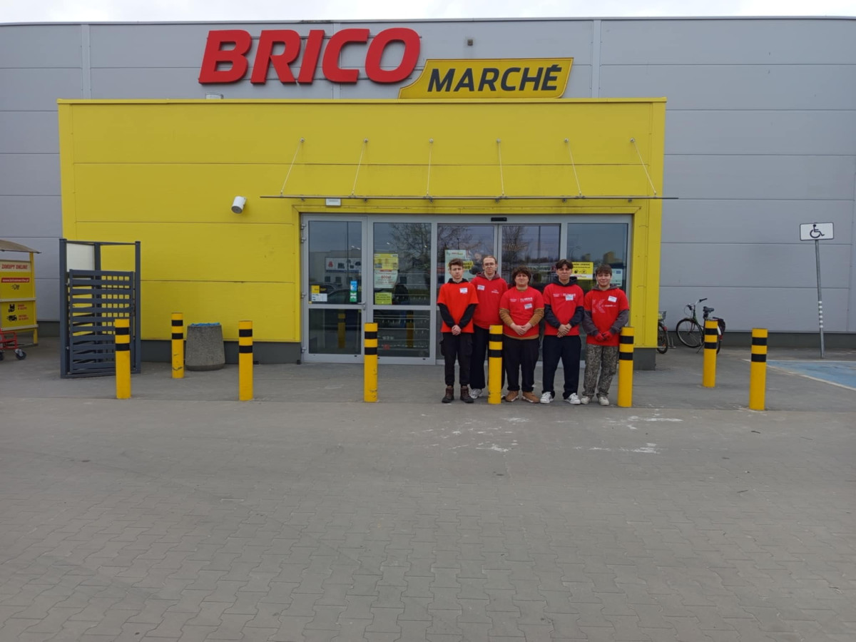 Praktykanci przed budynkiem Brico Marche