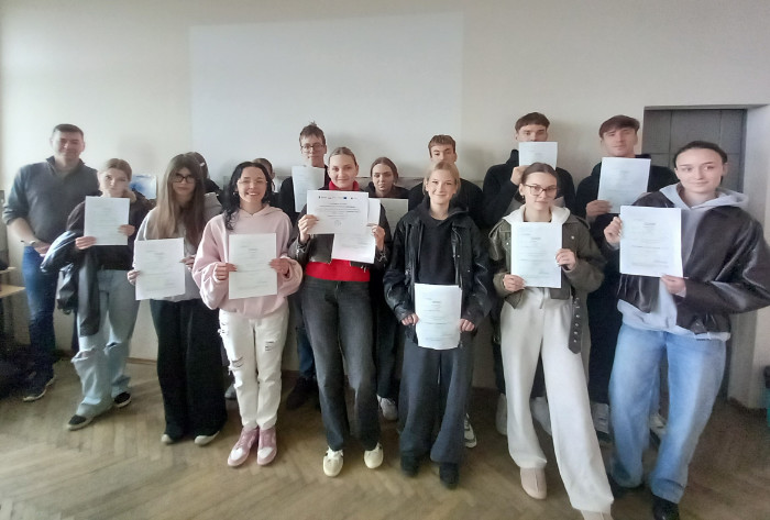 Uczniowie ze świadectwami ukończenia kursów