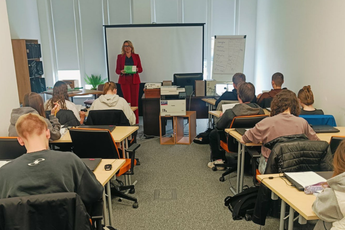 Pani Aneta Młynarczyk prowadzi zajęcia zawodowe w ramach projektu Świętokrzyska Edukacja Zawodowa