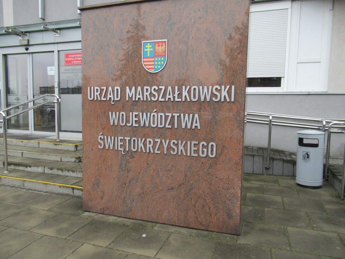 Wejście do budynku Urzędu Marszałkowskiego Województwa Świętokrzyskiego